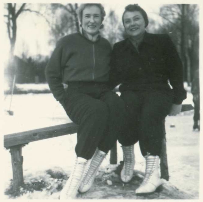Bruslařky na zamrzlém jezírku v dolní části arboreta roce 1950