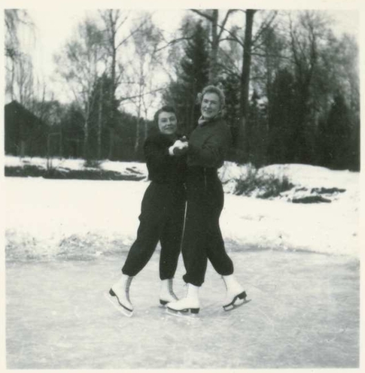 Bruslařky na zamrzlém jezírku  v dolní části arboreta roce 1950