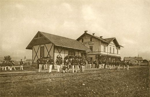 Za nádražní budovou vpravo ještě chybí lesnická škola, která vyrostla až v letech 1895-1896.
