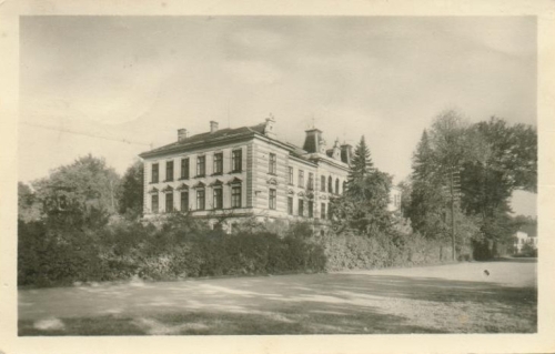 Školní budova v roce 1920
